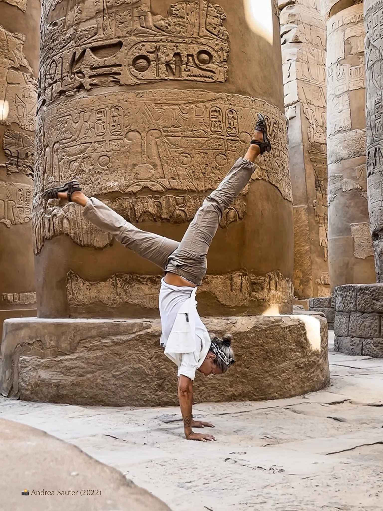 Handstand vor einer Säule des Karnak Tempels in Ägypten